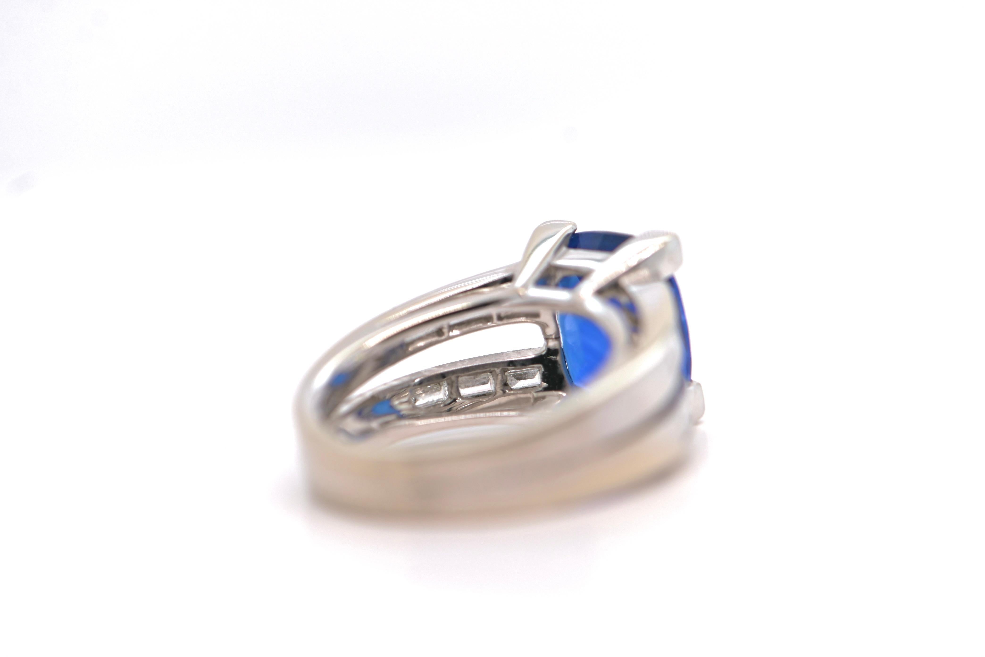 Ring aus 18 Karat Weißgold mit 5,77 Karat Saphir und 0,96 Karat Diamanten besetzt (Baguetteschliff) im Angebot