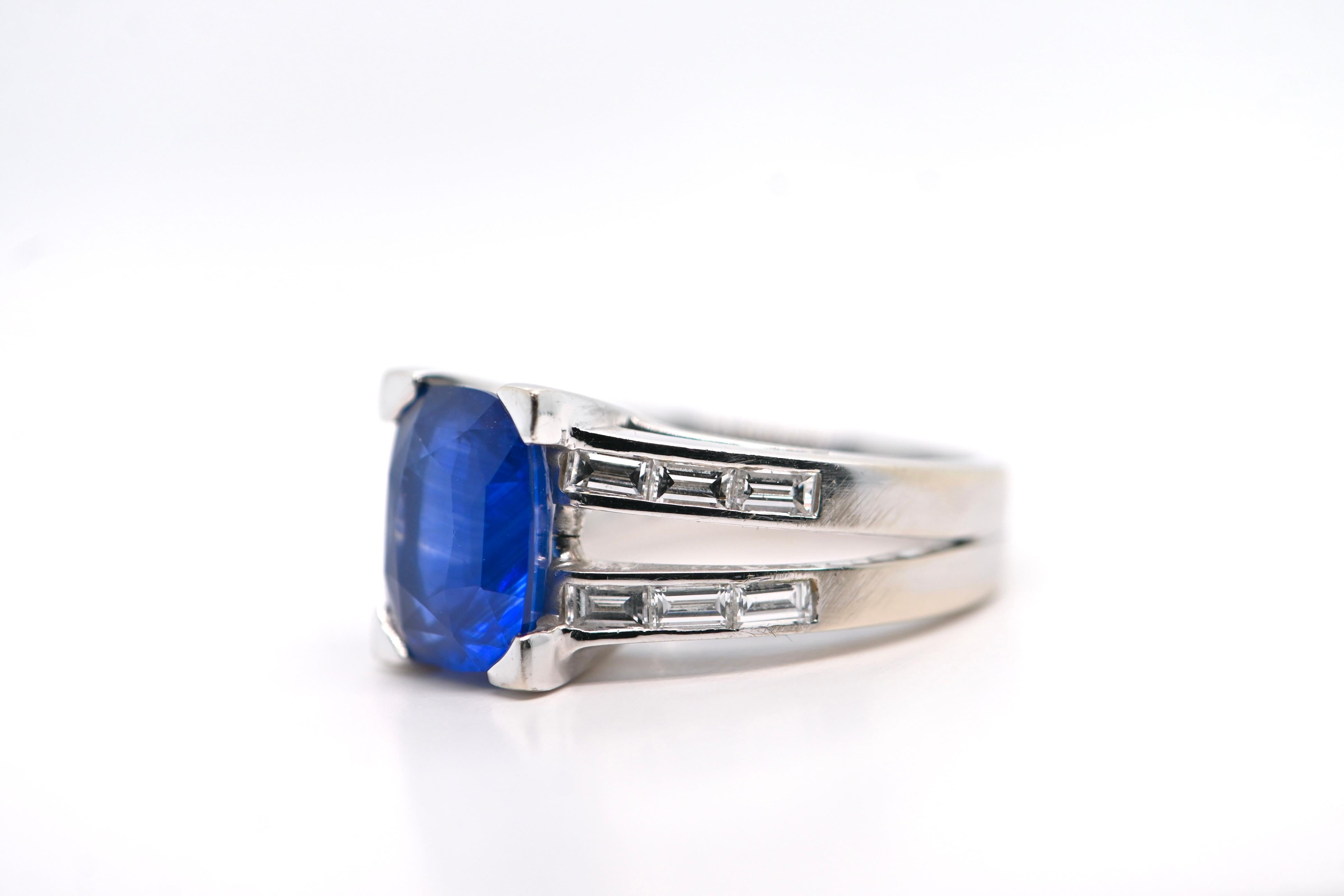 Ring aus 18 Karat Weißgold mit 5,77 Karat Saphir und 0,96 Karat Diamanten besetzt im Zustand „Neu“ im Angebot in Vannes, FR