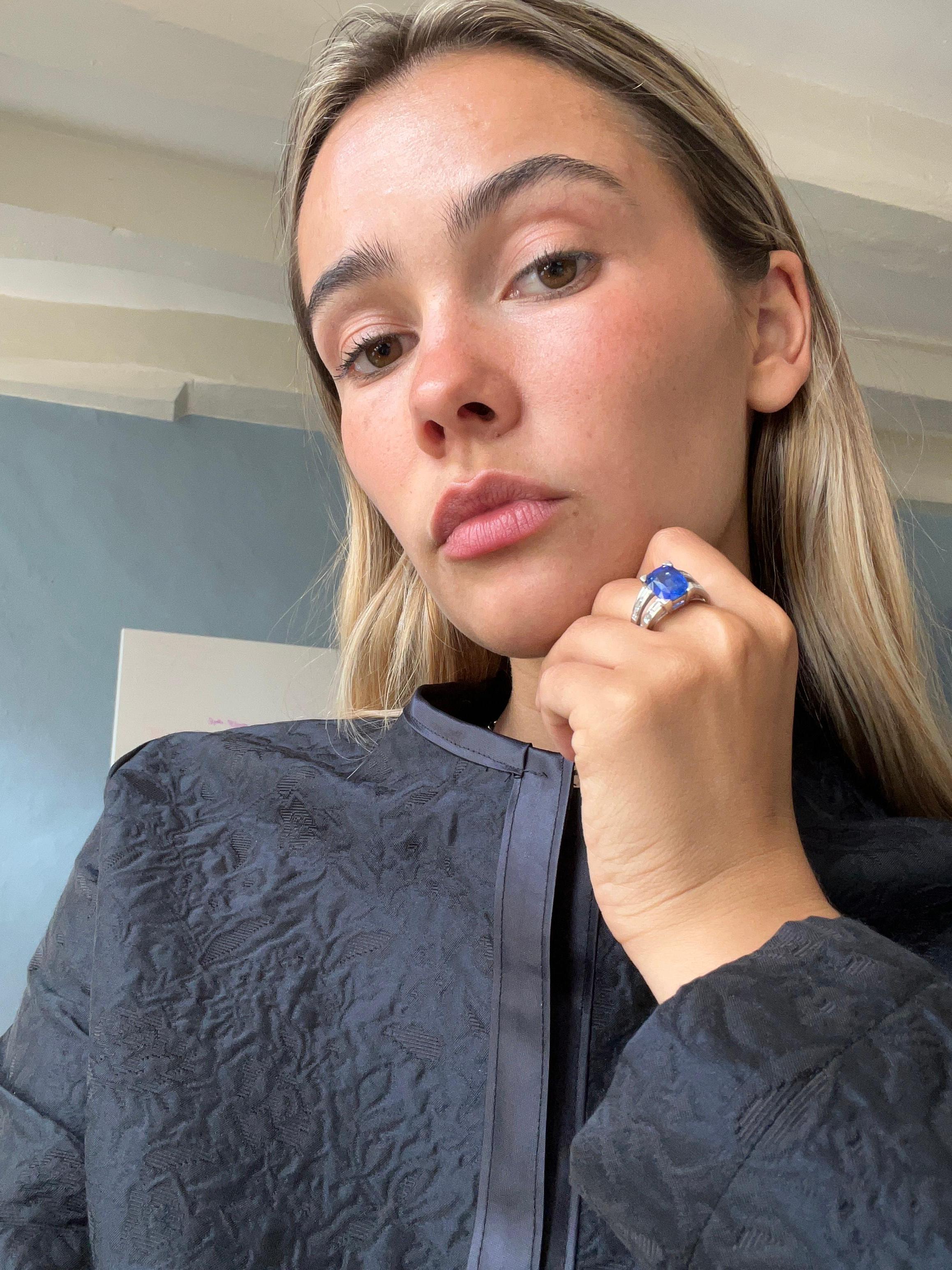 Ring aus 18 Karat Weißgold mit 5,77 Karat Saphir und 0,96 Karat Diamanten besetzt im Angebot 3
