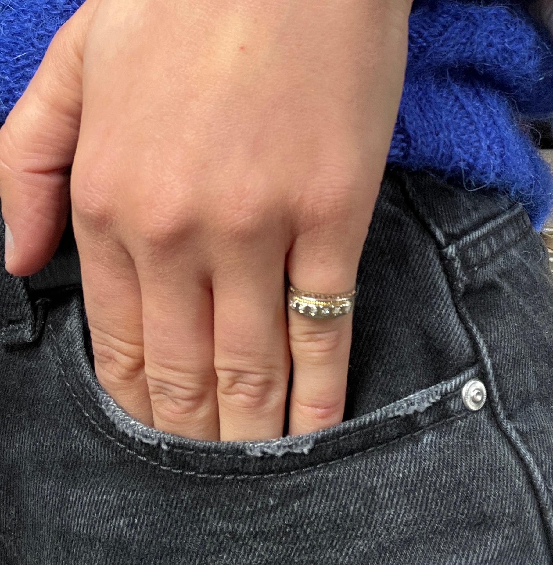 Bague or blanc jaune 18K 6 diamants 0.01 carats 

Bague bicolore en or jaune et blanc 18 carats. Sur le dessus, elle est sertie de six diamants taille brillant de 0,01 carat chacun, incrustés pour révéler leur éclat en léger relief. La monture est