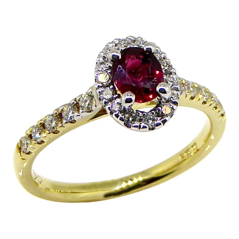 Ring, 18 Carat Yellow Gold, Diamond, Ruby, Clustering For Sale