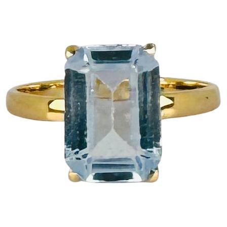 Ring 18 carat yellow gold with emerald facetted aquamarine of 2.3 carat