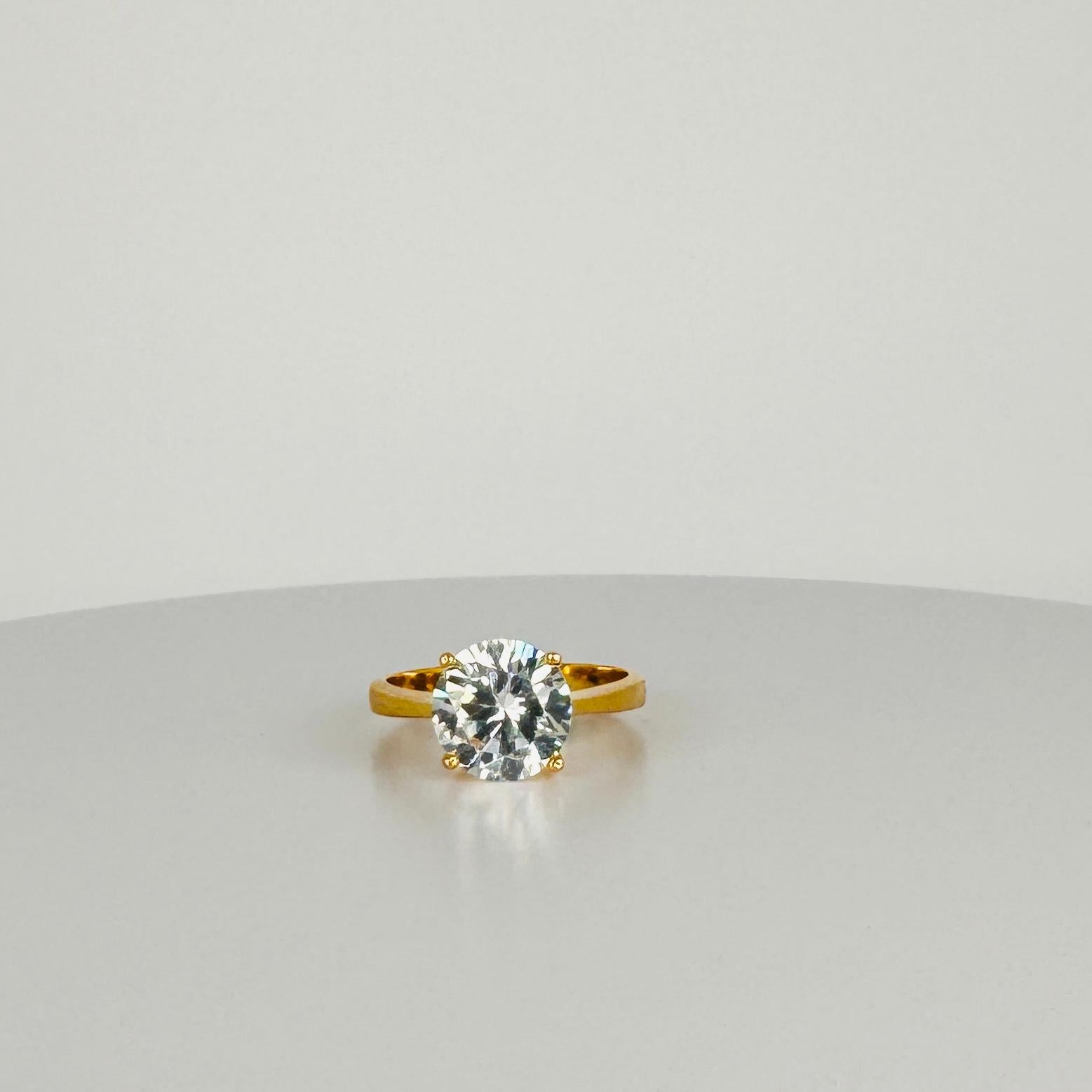 This ring is both stunning as elegant!  With its beautiful design this vintage ring is a must-have for any jewelry lover. Whether as a gift or a personal addition to your collection, it’s sure to make a lasting impression.

Features: 
Material: 18K
