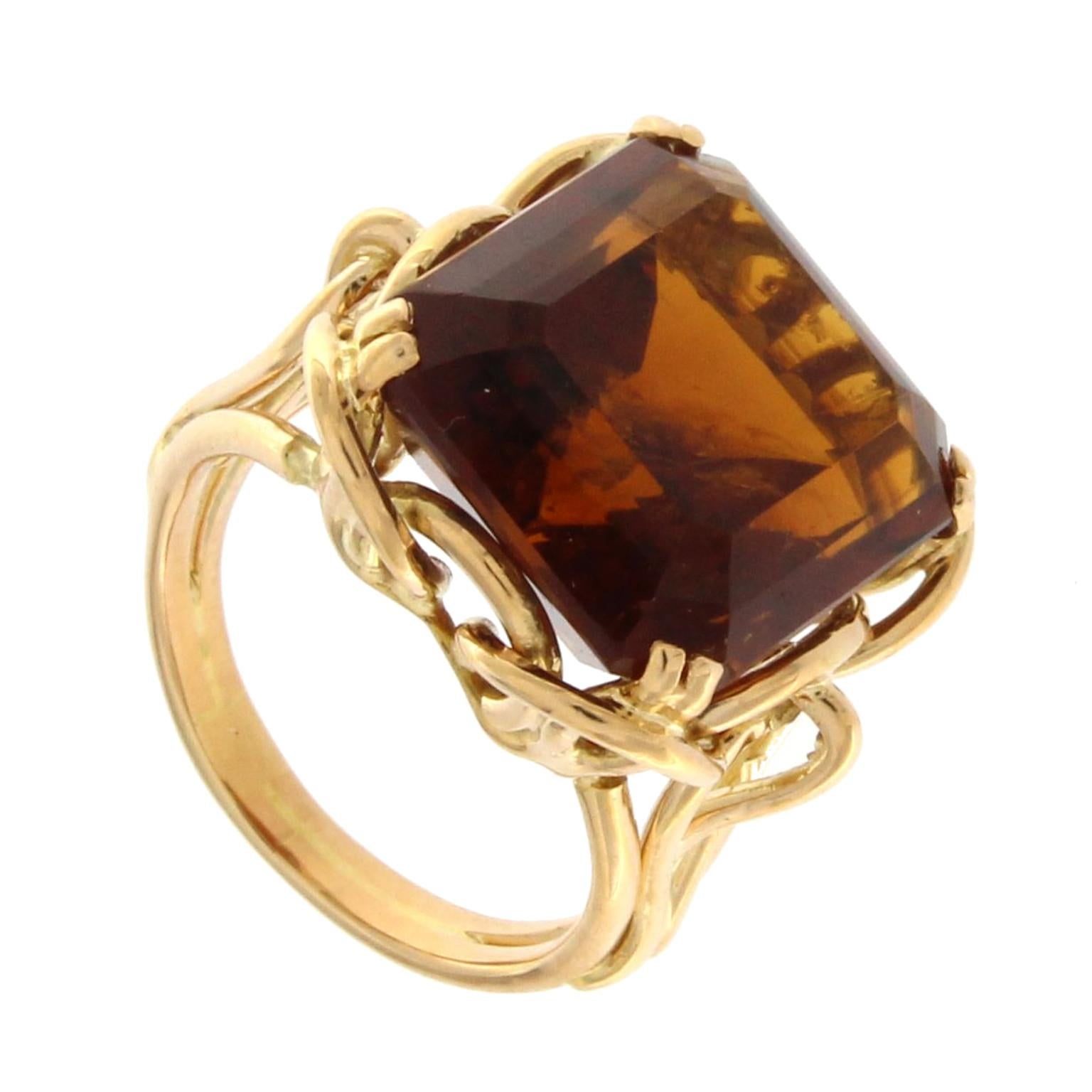 Ring 18 Karat pink Gold with Madera topaze

the total weight of the ring is  gr 11.60

Topaze size is 15x16.60
US SIZE 7
