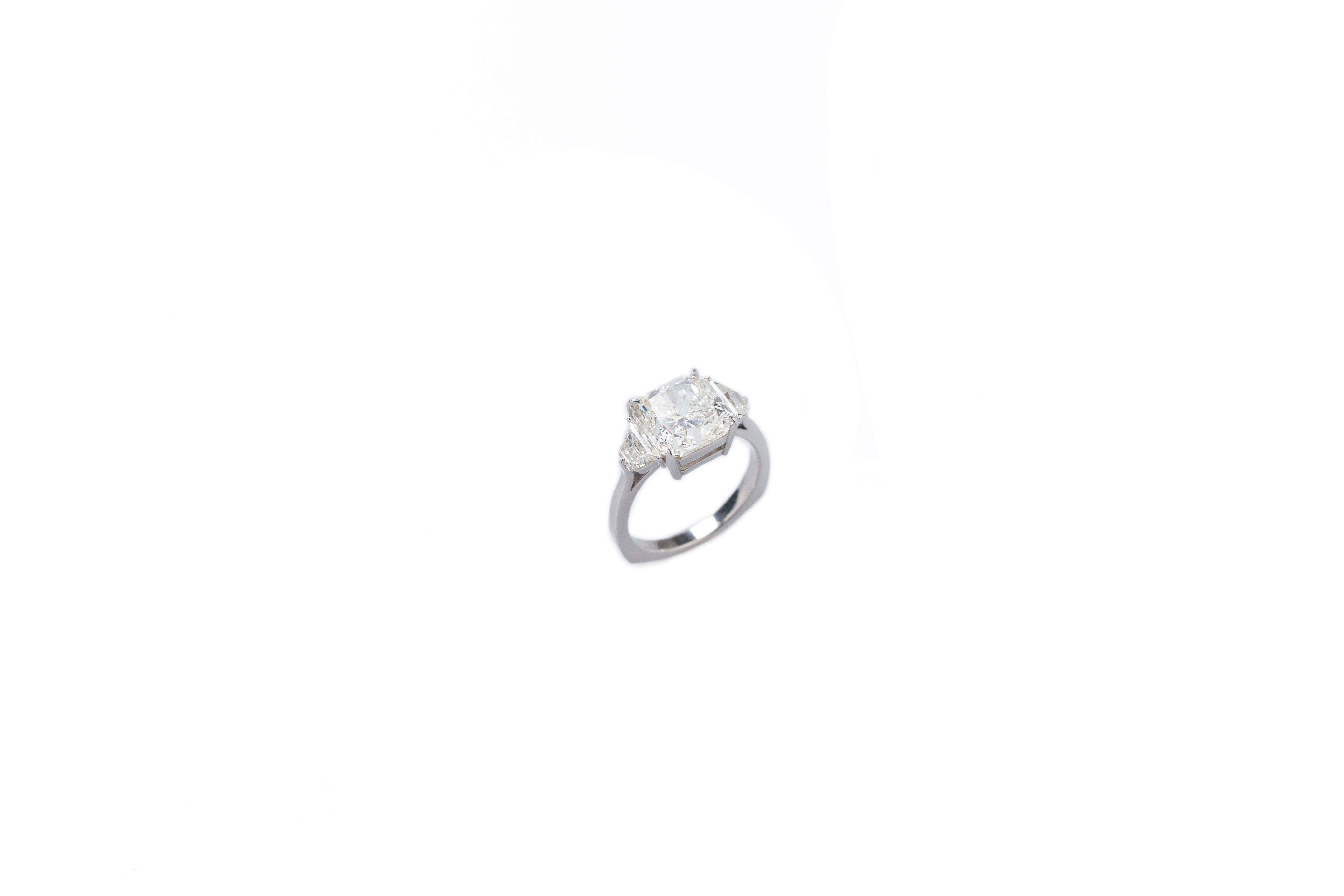 Cushion Cut White Diamond 5, 80ct & 18K White Gold Ring For Sale
