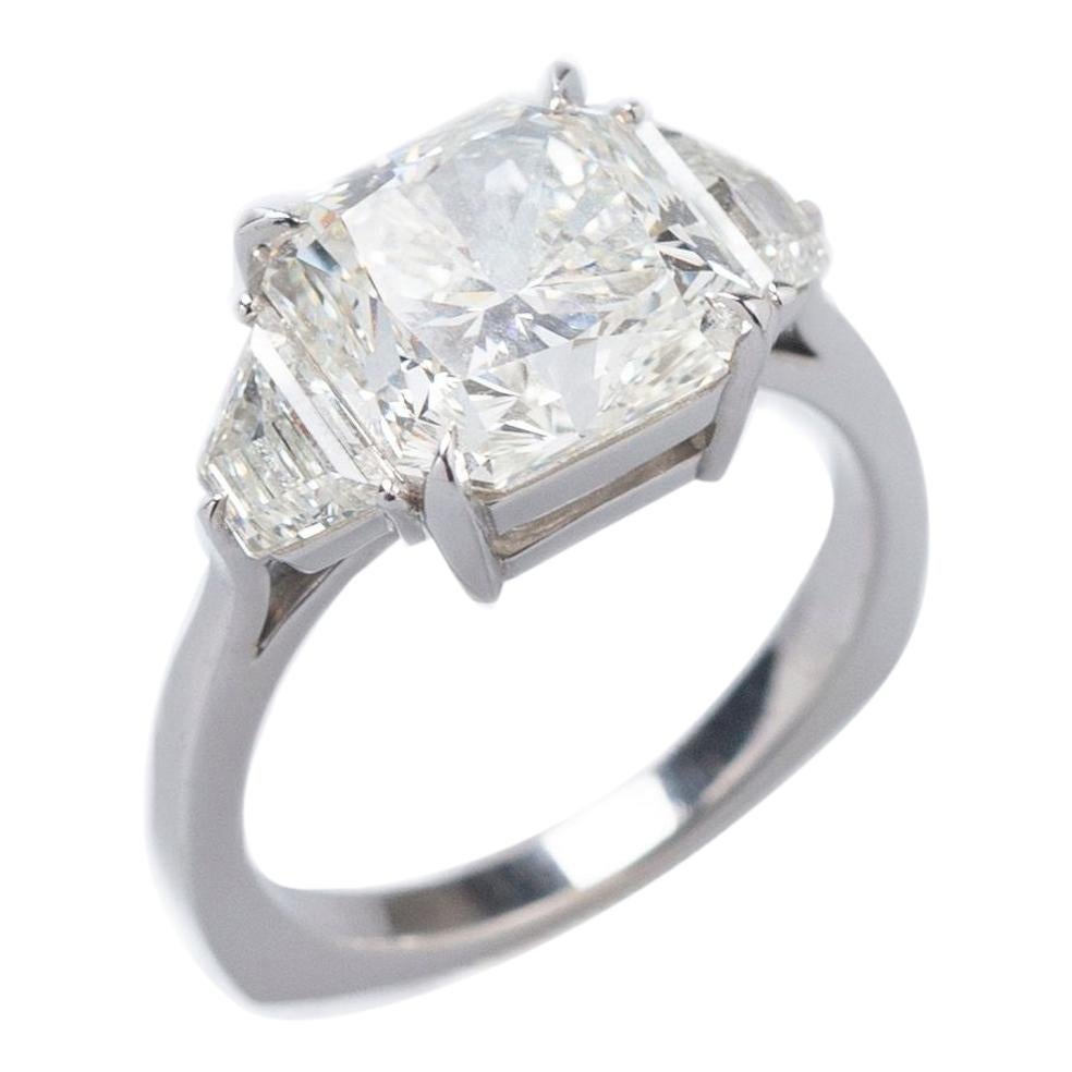 White Diamond 5, 80ct & 18K White Gold Ring For Sale