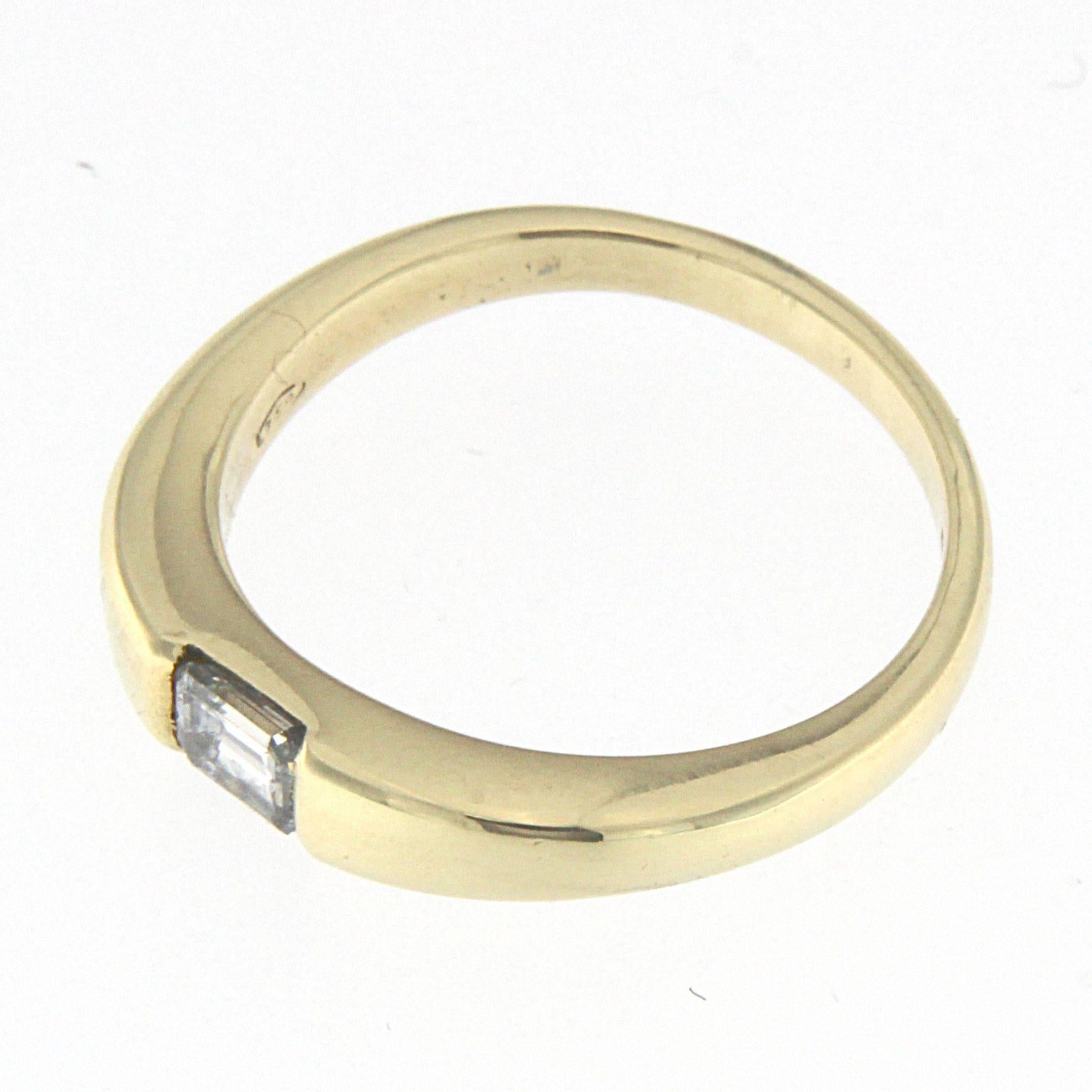 Anello in oro giallo 18 carati e diamanti bianchi In condizioni Nuovo in vendita a Milano, Lombardia