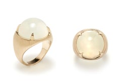 Moonstone cabochon cut Ring in 18k Yellow Gold