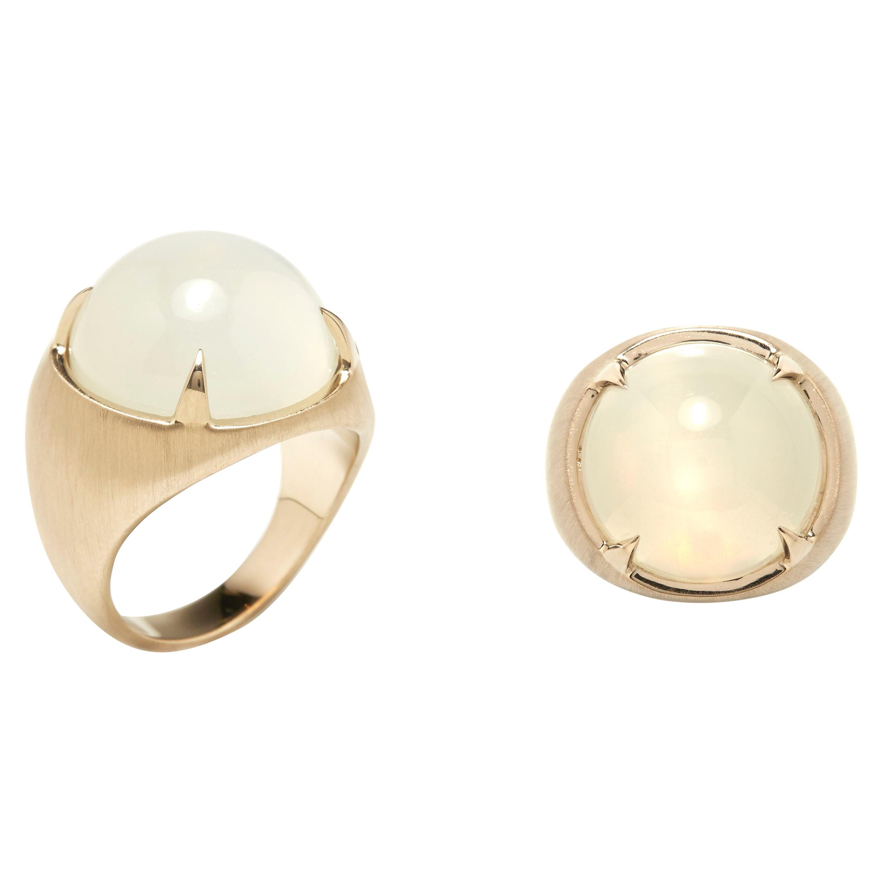 Moonstone cabochon cut Ring in 18k Yellow Gold For Sale