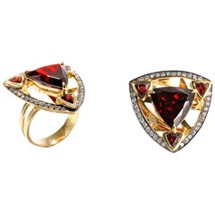 RING 18 Karat Yellow Gold with 8.55 Carat Garnet & White Diamonds