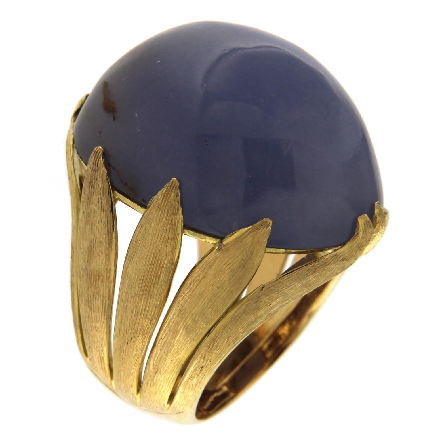 Ring 18 Karat yellow Gold with chalcedony

the total weight of the ring is  gr 22,50

Chalcedony size is 27x21
US SIZE 6

