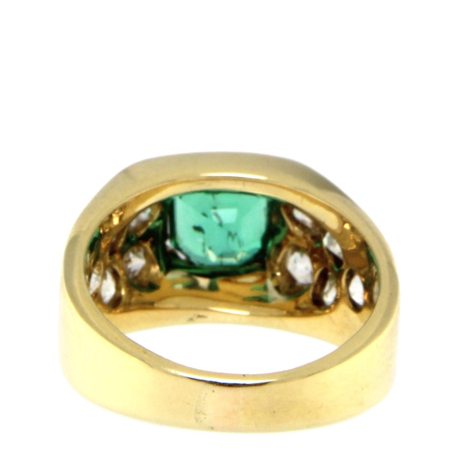 Mixed Cut Ring 18 Karat Yellow Gold with Emerald and White Diamonds For Sale