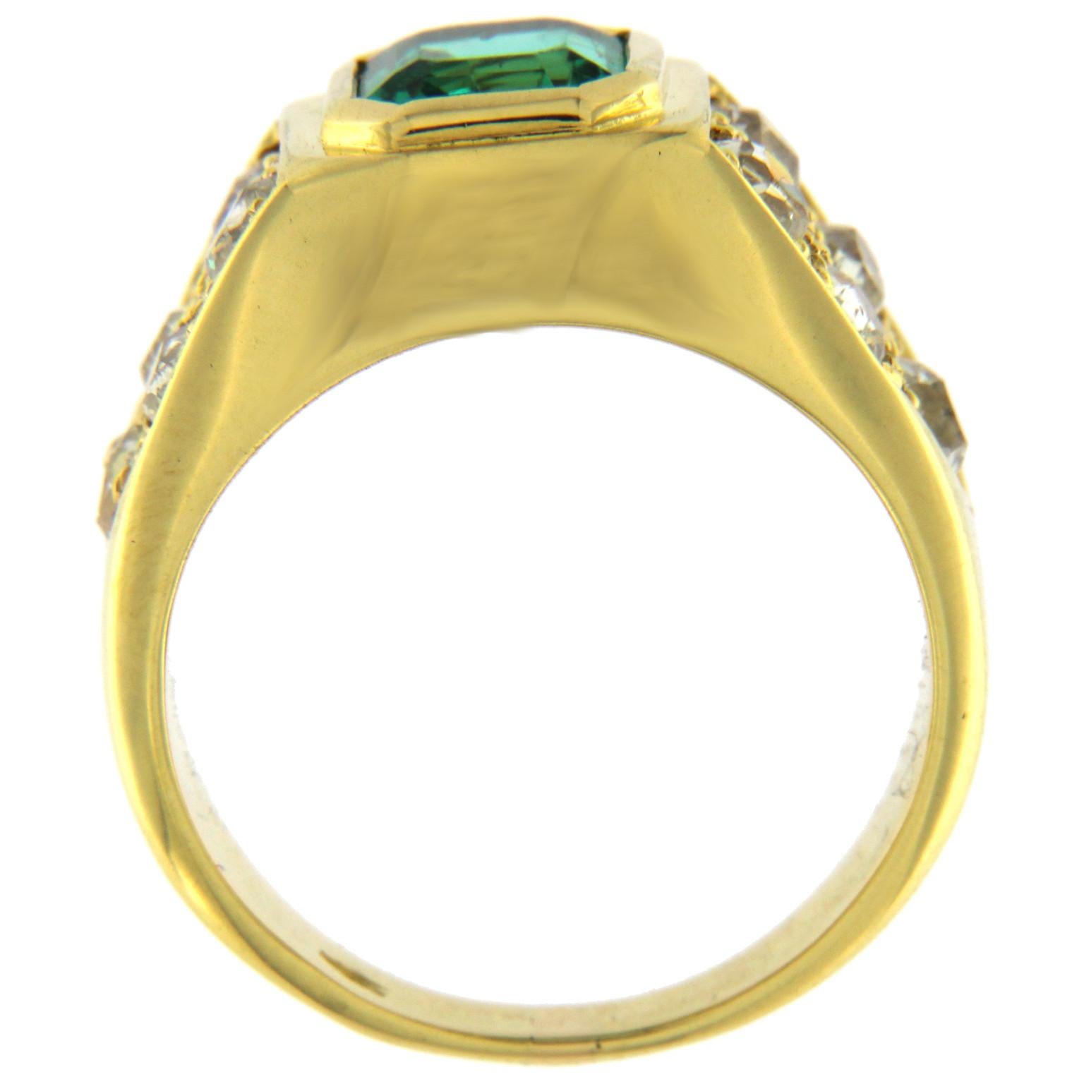Ring 18 Karat Yellow Gold with Emerald and White Diamonds In Excellent Condition For Sale In Milano, Lombardia