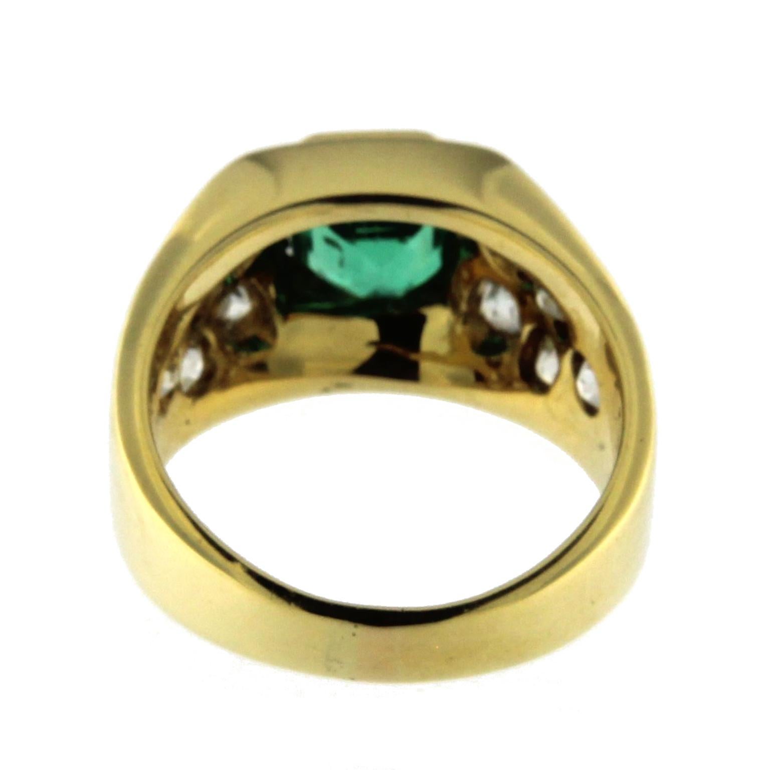 Women's Ring 18 Karat Yellow Gold with Emerald and White Diamonds For Sale