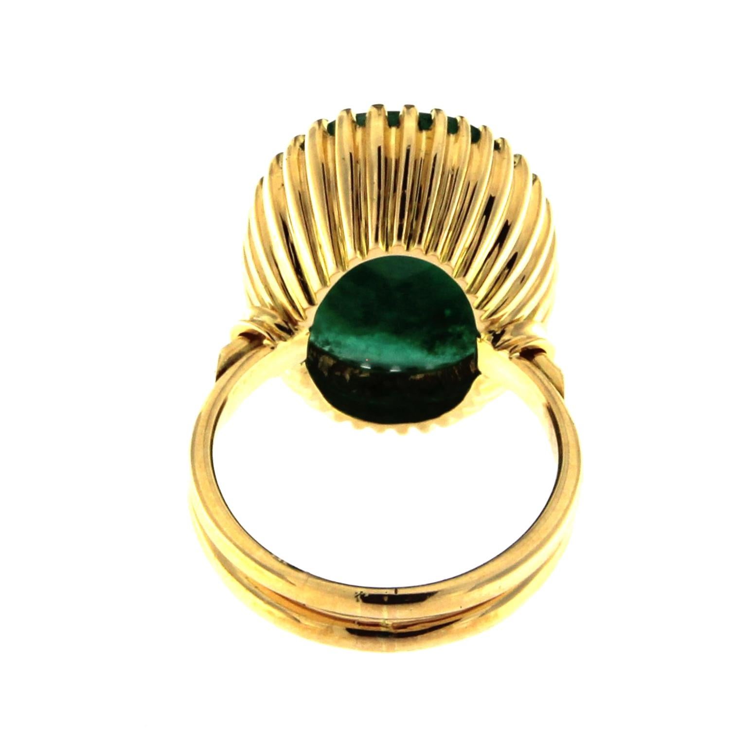 Ring aus 18 Karat Gelbgold mit grünem Achat (Cabochon) im Angebot