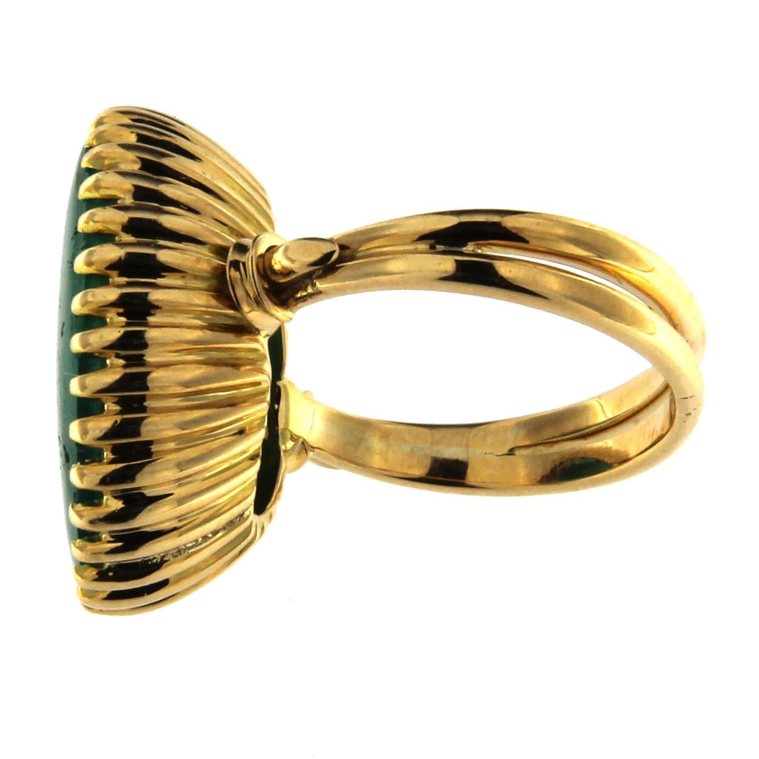 Cabochon 18K Yellow Gold Ring with Green Agate For Sale