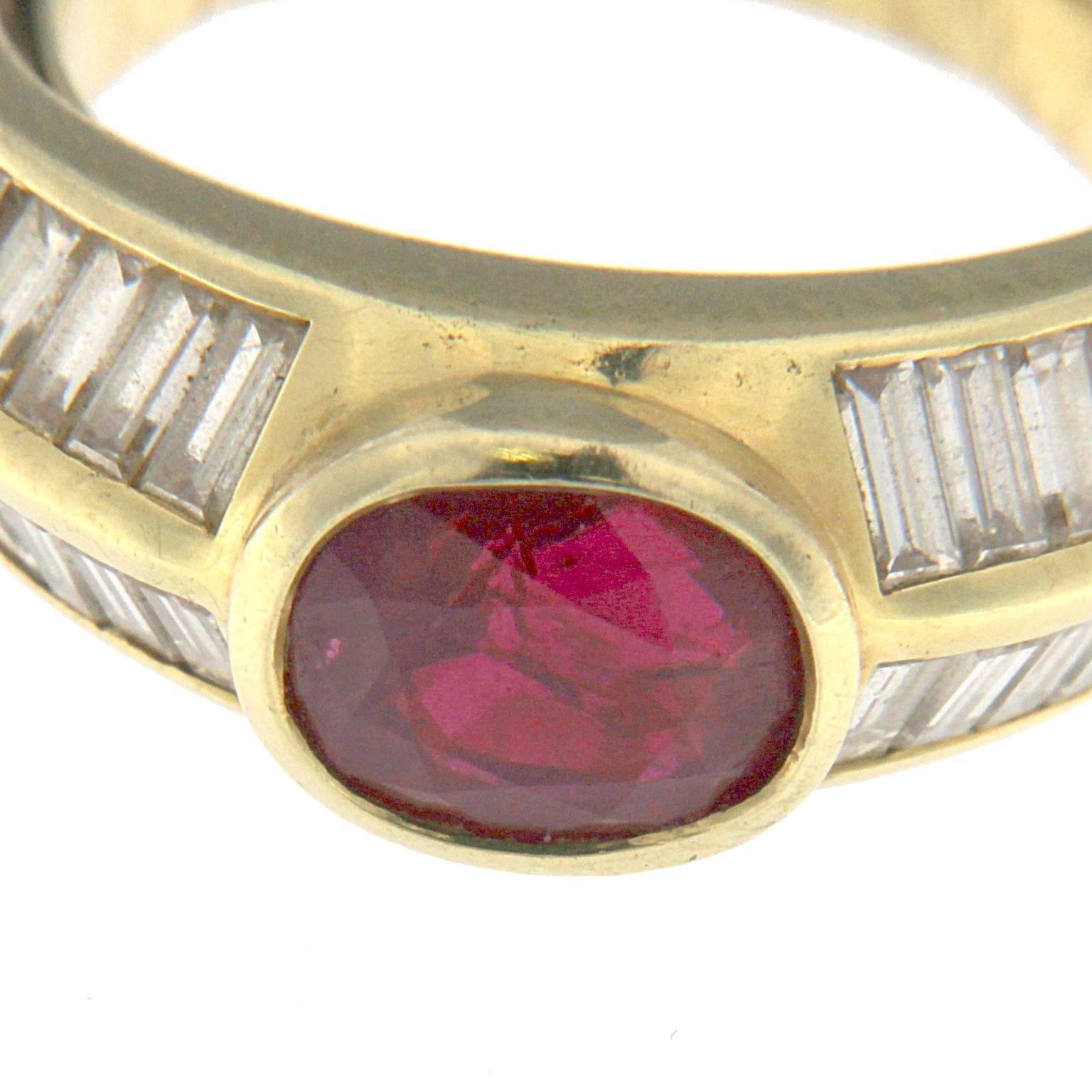 Ring 18 Karat Yellow Gold with Ruby and White Diamonds In New Condition For Sale In Milano, Lombardia