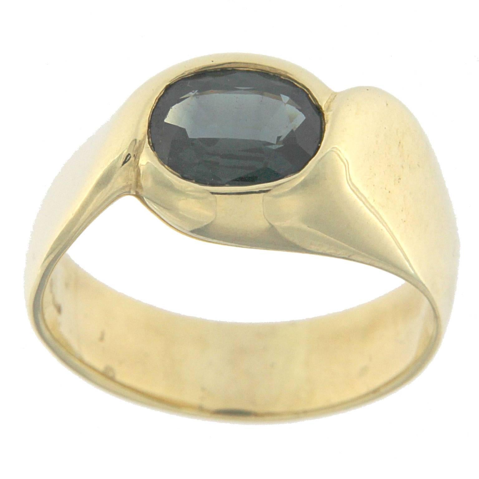 Ring 18 Karat Yellow Gold with semiprecious Blue stone

the total weight of the gold is  gr 10,25


STAMP:  750
US SIZE 8
