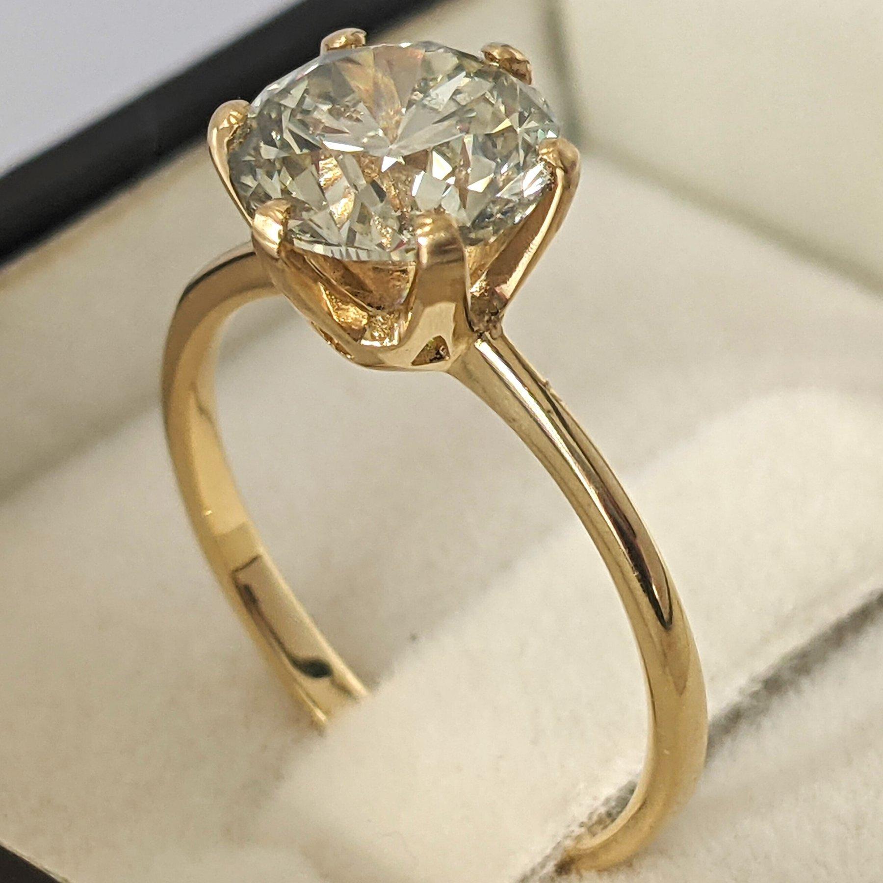 Este impresionante anillo presenta un diseño único con diamantes naturales, que suman un total de 2,01 quilates, engastados en lustroso oro amarillo de 18 quilates. La banda de oro amarillo añade un toque de sofisticación al diseño, haciendo de este