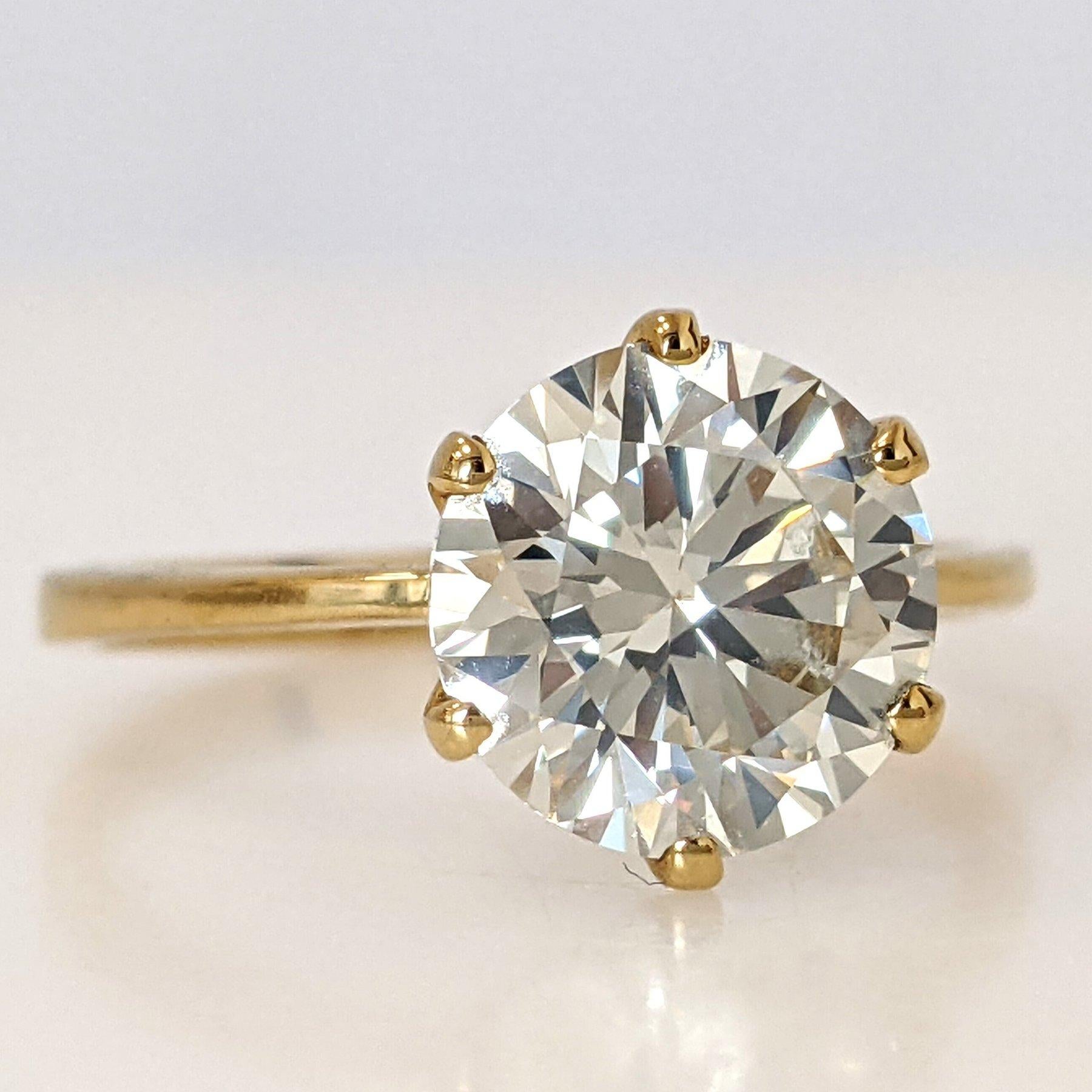 Cette magnifique bague présente un design unique avec des diamants naturels, totalisant 2,17 carats, sertis dans de l'or jaune 18kt lustré. L'anneau en or jaune ajoute une touche de sophistication au design, faisant de cette bague un accessoire