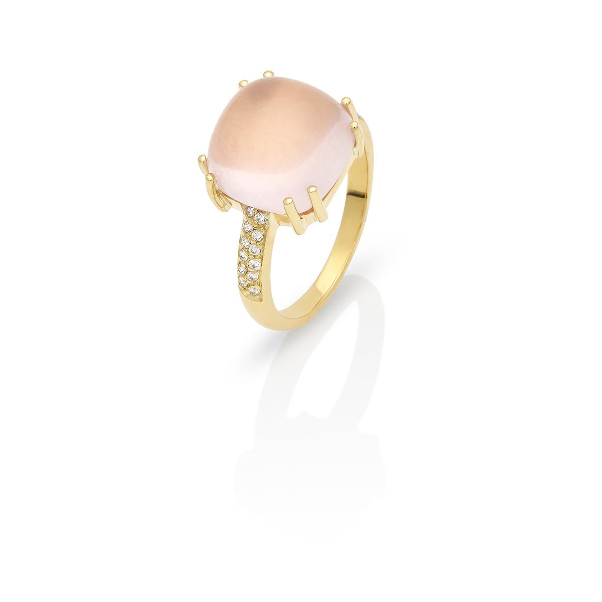 Contemporain Bague en or jaune 18 carats avec quartz rose cabochon et diamants, pierre d'amour en vente