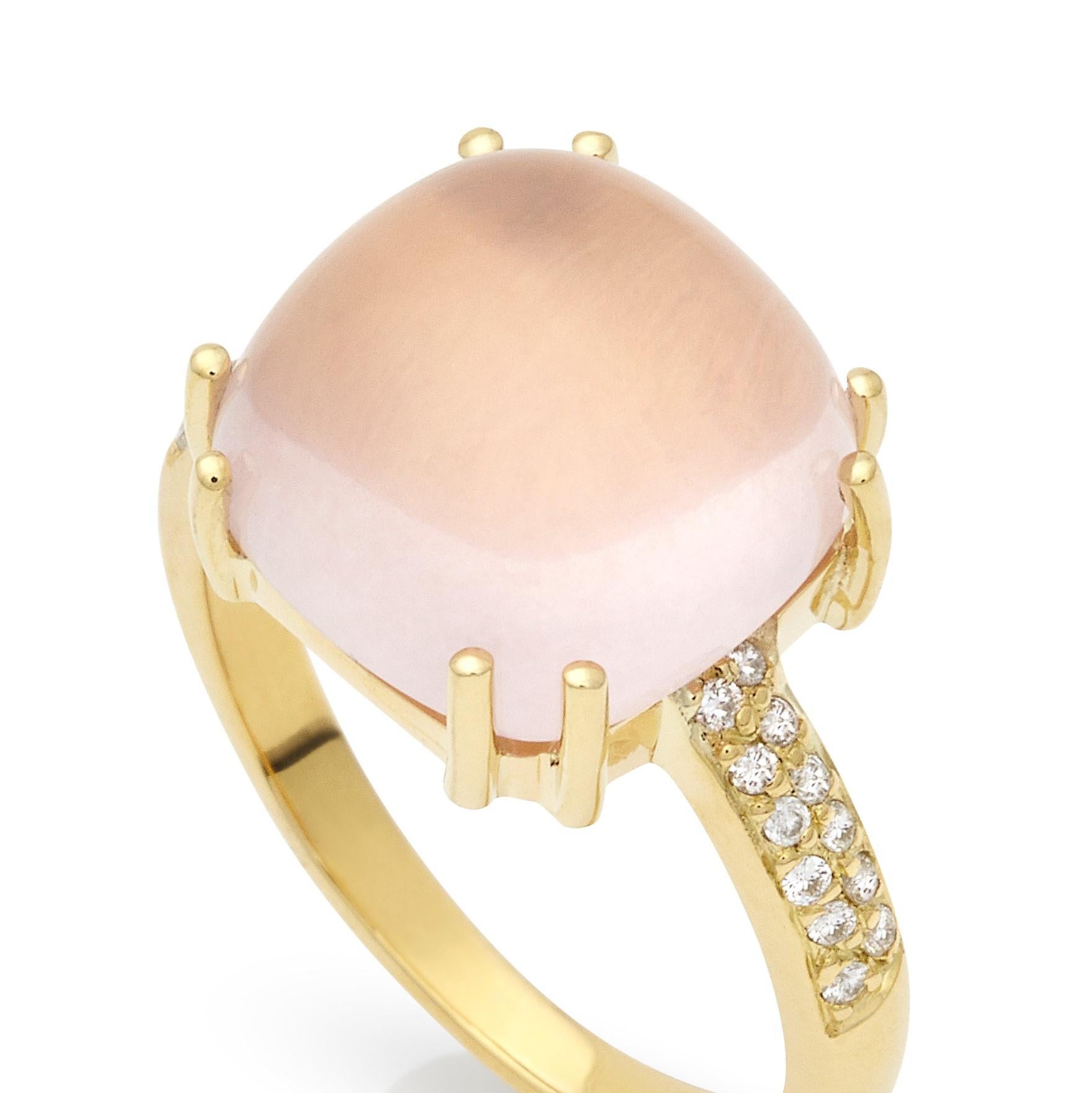 Taille cabochon Bague en or jaune 18 carats avec quartz rose cabochon et diamants, pierre d'amour en vente
