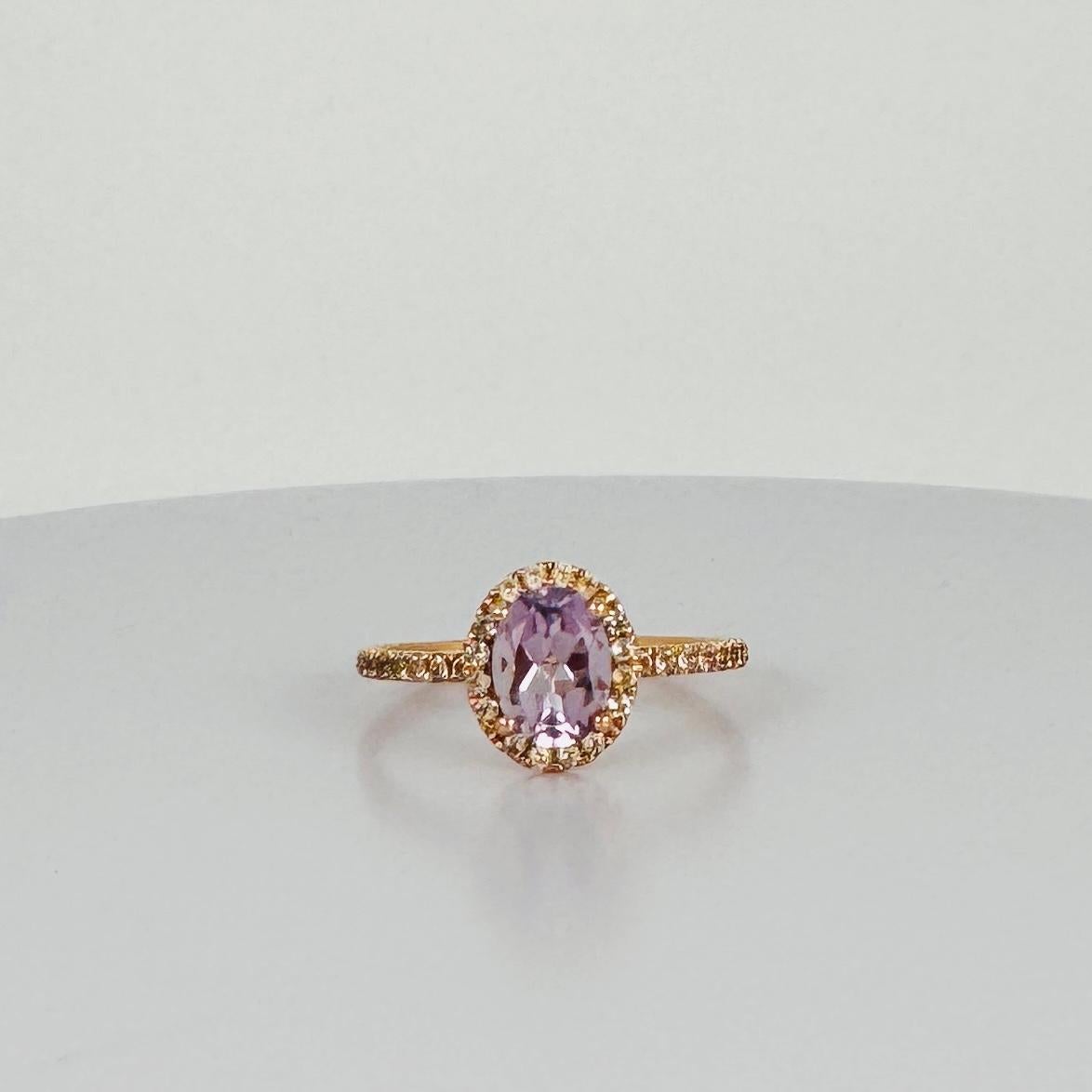 Sehen Sie sich die einzigartige Form und das atemberaubende Design dieses 18-karätigen Rings an! Der ovale Amethyst ist umgeben von weißen Saphiren. Das Band dieses gebrauchten Schmuckstücks ist ebenfalls mit diesen schönen Saphiren besetzt. Bei