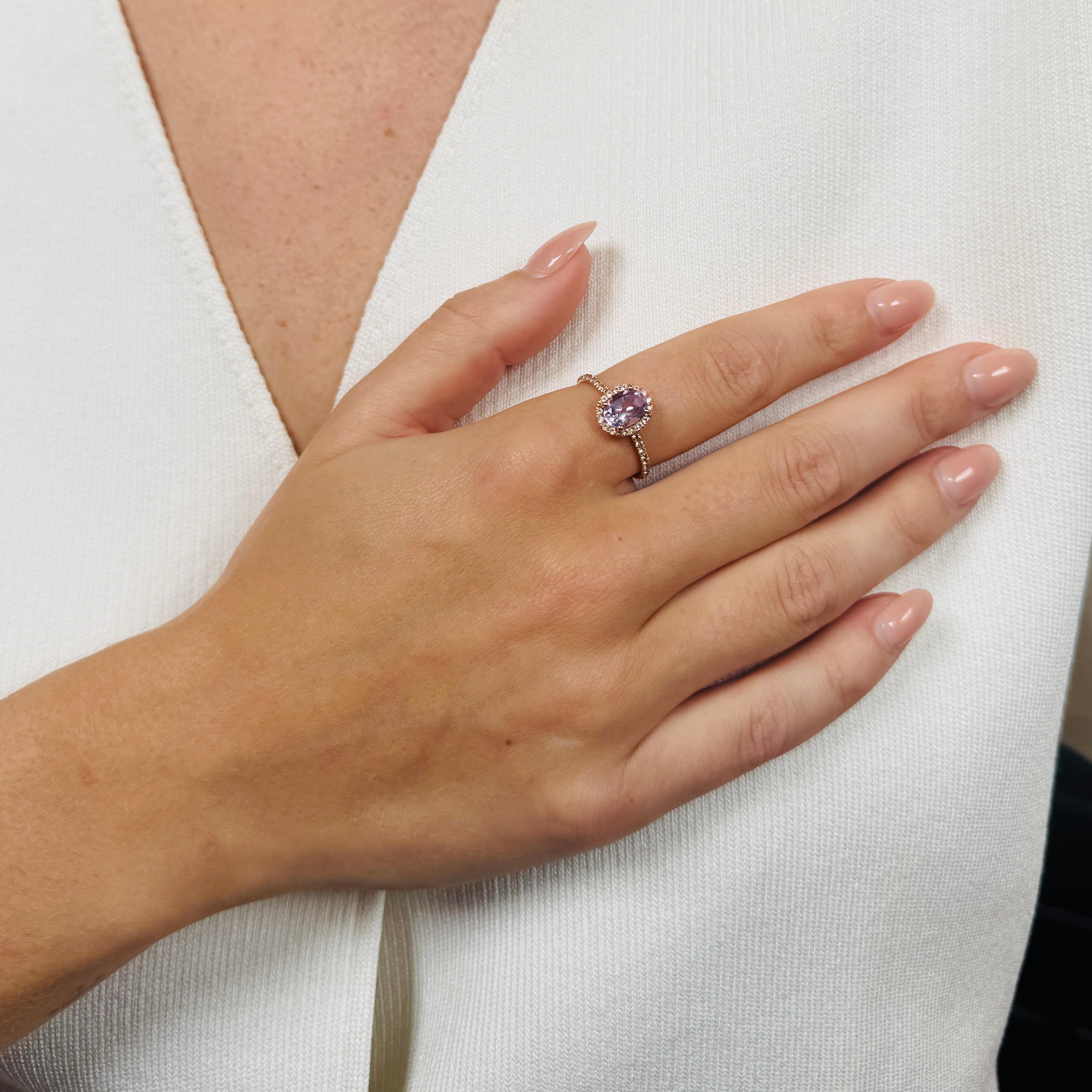 Ring 18k Rose Gold mit mit ovalem Amethyst  1,28 ct & Entourage Weiße Saphire (Ovalschliff) im Angebot