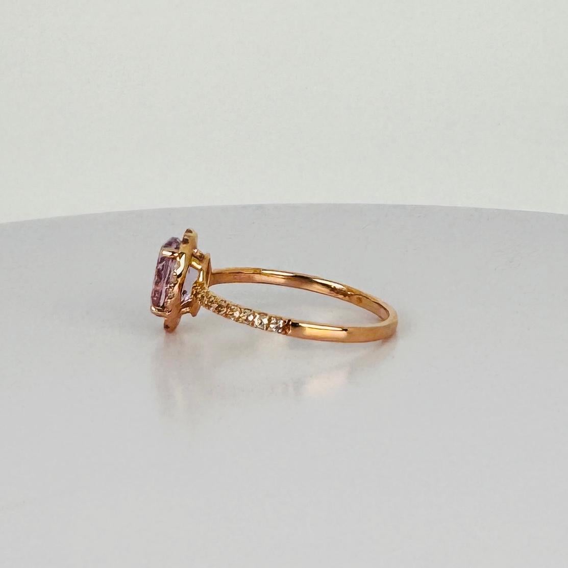 Ring 18k Rose Gold mit mit ovalem Amethyst  1,28 ct & Entourage Weiße Saphire Damen im Angebot