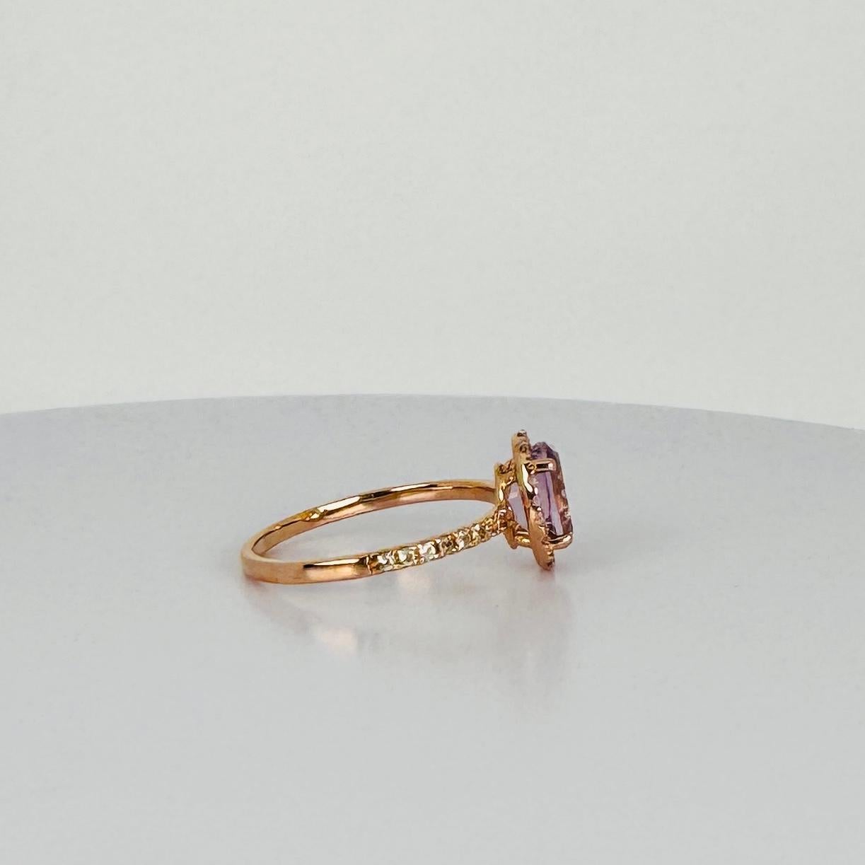 Ring 18k Rose Gold mit mit ovalem Amethyst  1,28 ct & Entourage Weiße Saphire im Angebot 4