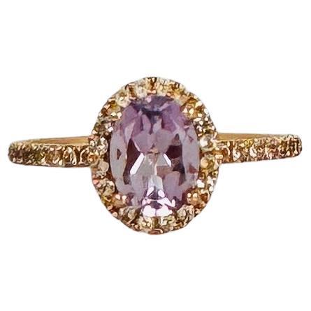 Bague en or rose 18k avec améthyste ovale  1,28 ct 
saphirs blancs Entourage