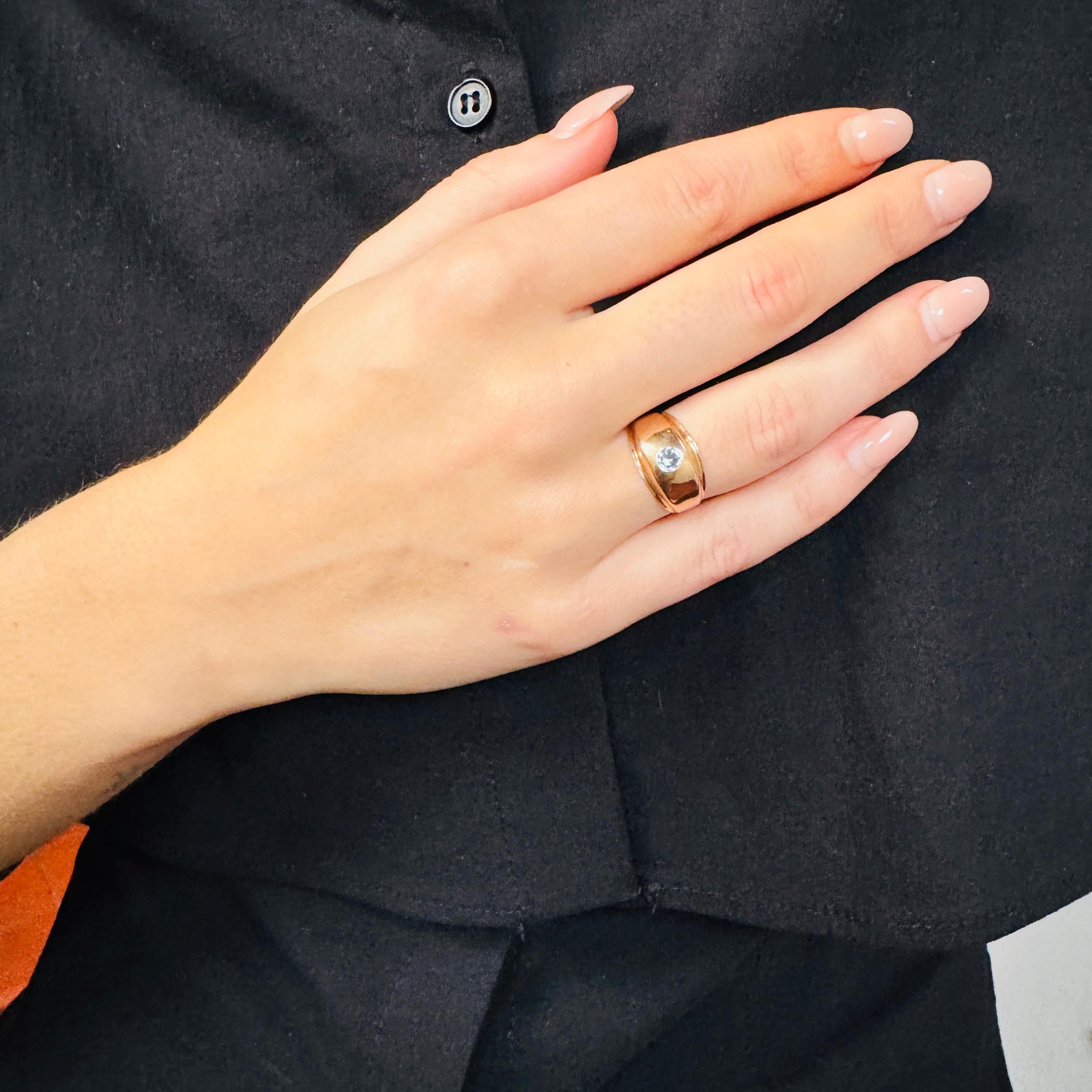 Taille ronde Bague or jaune chaud 18k avec spinelle bleu taille ronde de 0.20 carat en vente