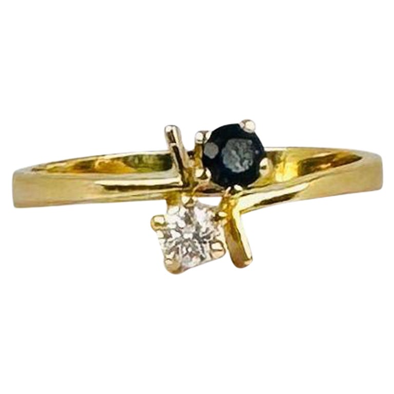 Or jaune 18k avec saphir bleu 0.06 ct avec un diamant taille brillant 0.06 ct en vente