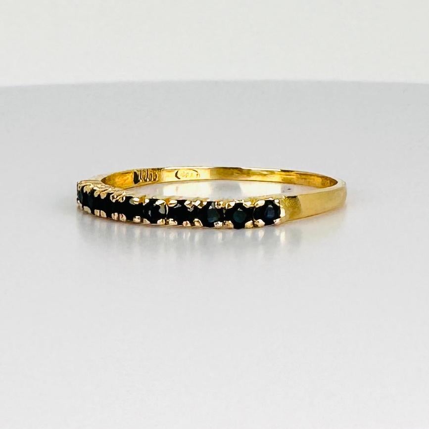 Bague Or Jaune 18k avec Saphirs Bleus Rond Facetté Demi Eternité en vente 5