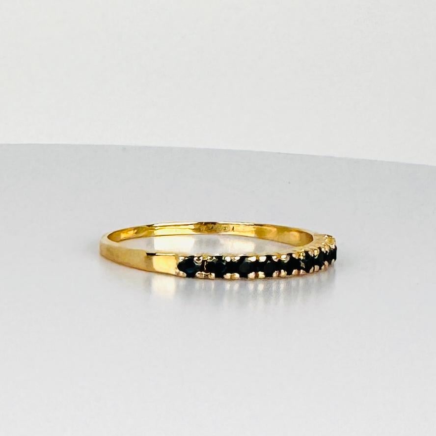 Bague Or Jaune 18k avec Saphirs Bleus Rond Facetté Demi Eternité en vente 2