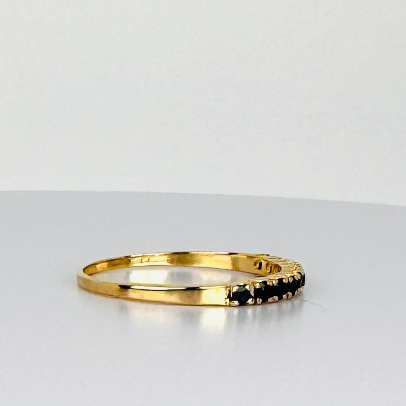 Bague Or Jaune 18k avec Saphirs Bleus Rond Facetté Demi Eternité en vente 3