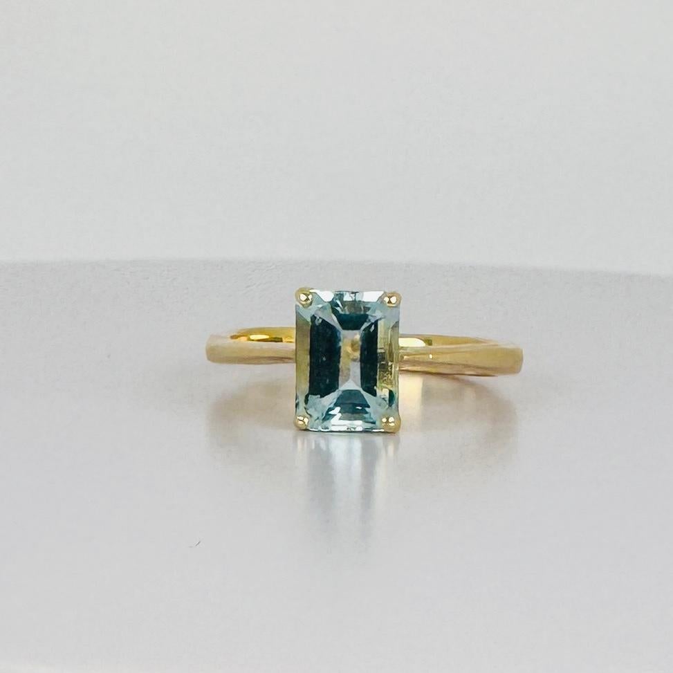 Dieser elegante Ring ist ein zeitloses Schmuckstück, das pure Raffinesse und Stil ausstrahlt. Dieser Ring ist ein Muss für jeden Schmuckliebhaber. Ob als Geschenk oder als persönliche Ergänzung zu Ihrer Sammlung, es wird einen bleibenden Eindruck