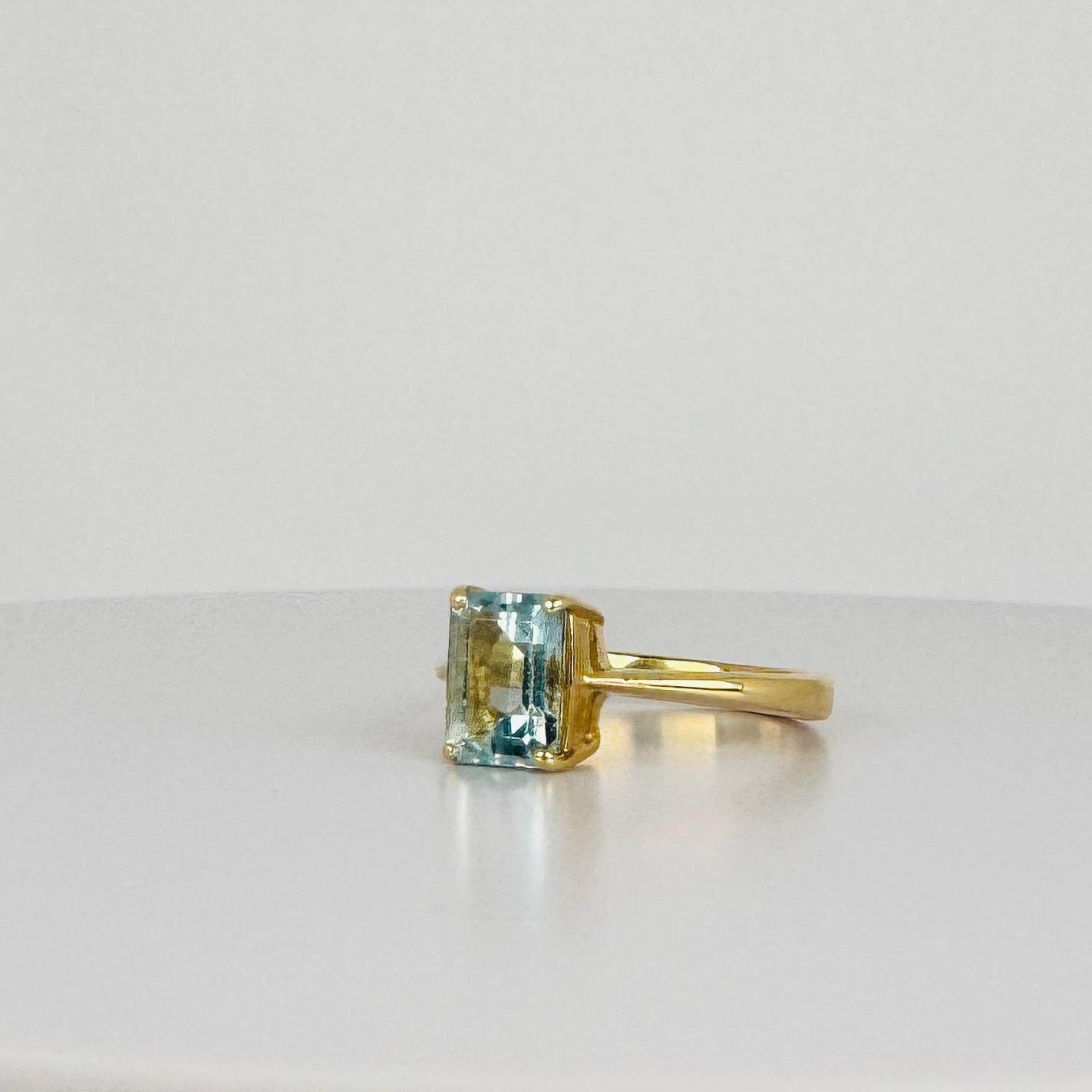 Ring aus 18 Karat Gelbgold mit facettiertem Smaragd-Aquamarin 1,4 Karat (Smaragdschliff) im Angebot
