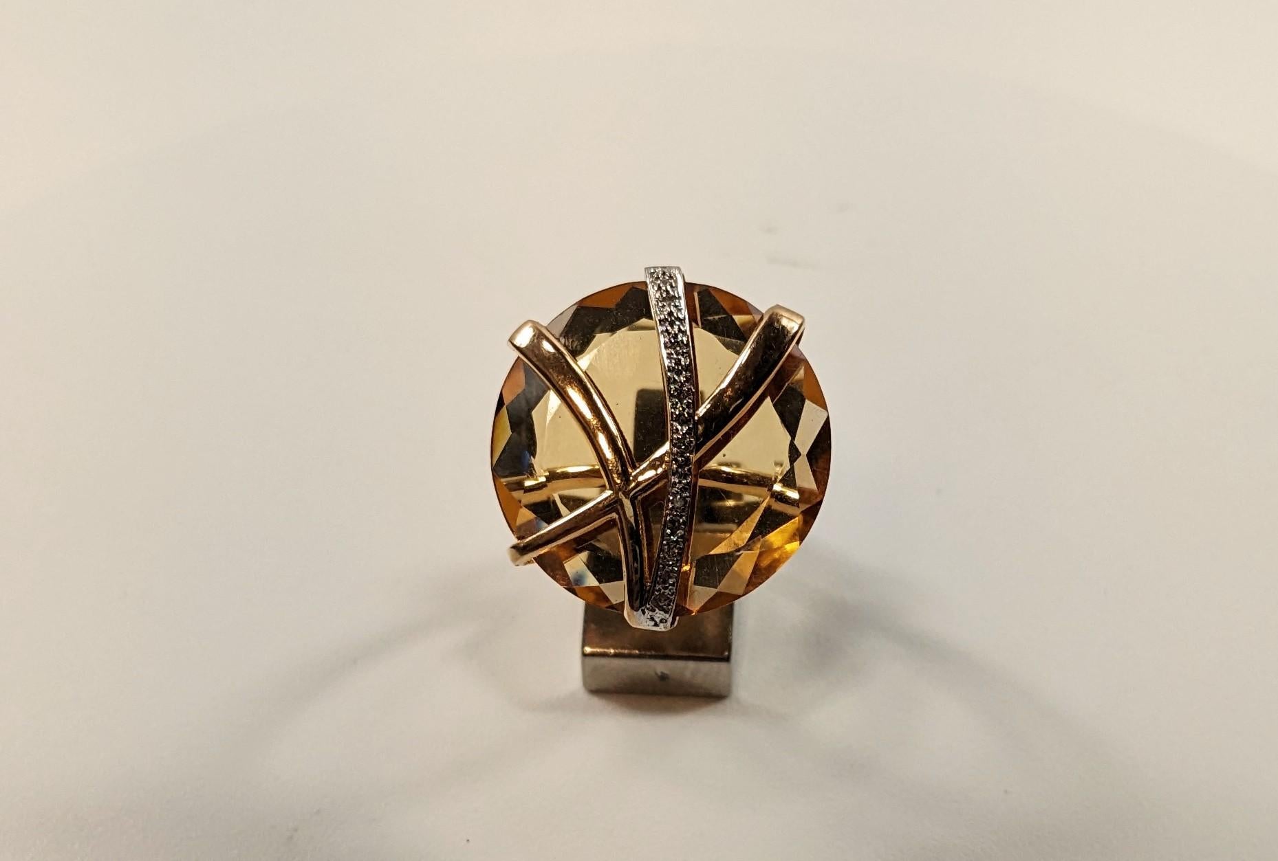 Ring in yellow gold with a faceted citrine quartz in circular cut, in the air, embraced by three crossed bands, one in a row of brilliant white on white gold views
7 bts  0,03 ct aprox
Ring number 17 Europe / 8 US
Weight 6 gr.

IRAMA PRADERA the