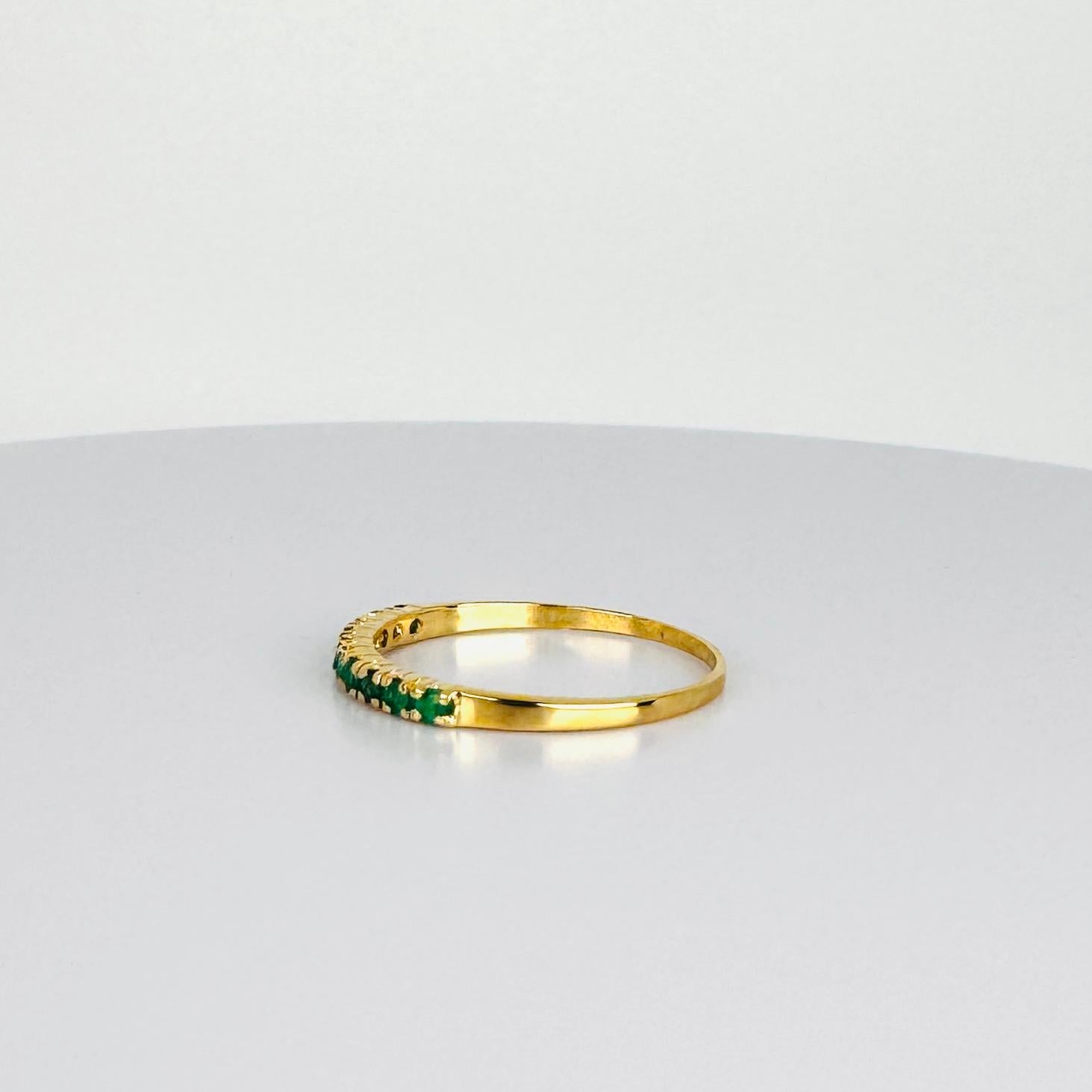 Anello in oro giallo 18k con smeraldi verdi tondi sfaccettati a mezza eternità in vendita 5