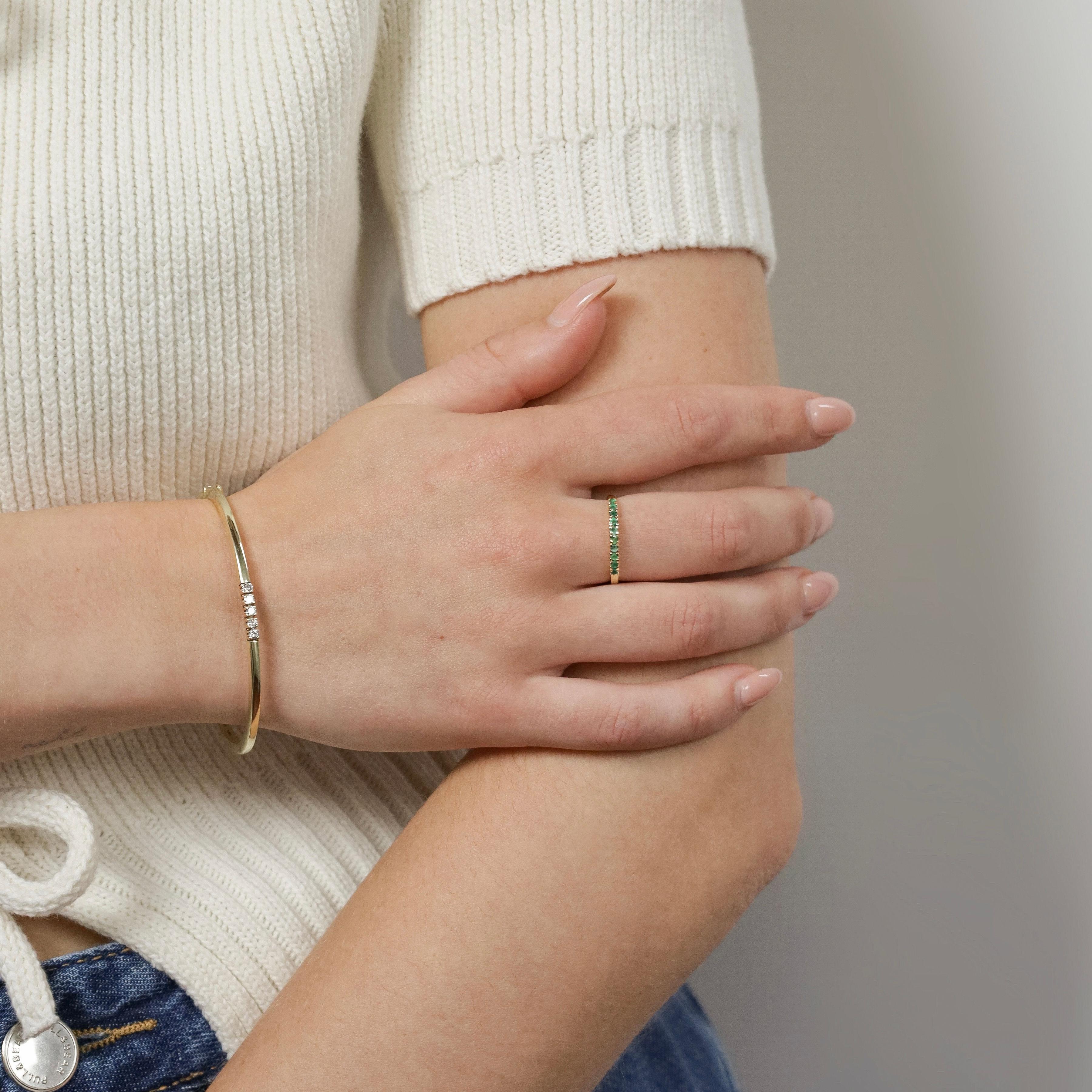 Taglio rotondo Anello in oro giallo 18k con smeraldi verdi tondi sfaccettati a mezza eternità in vendita
