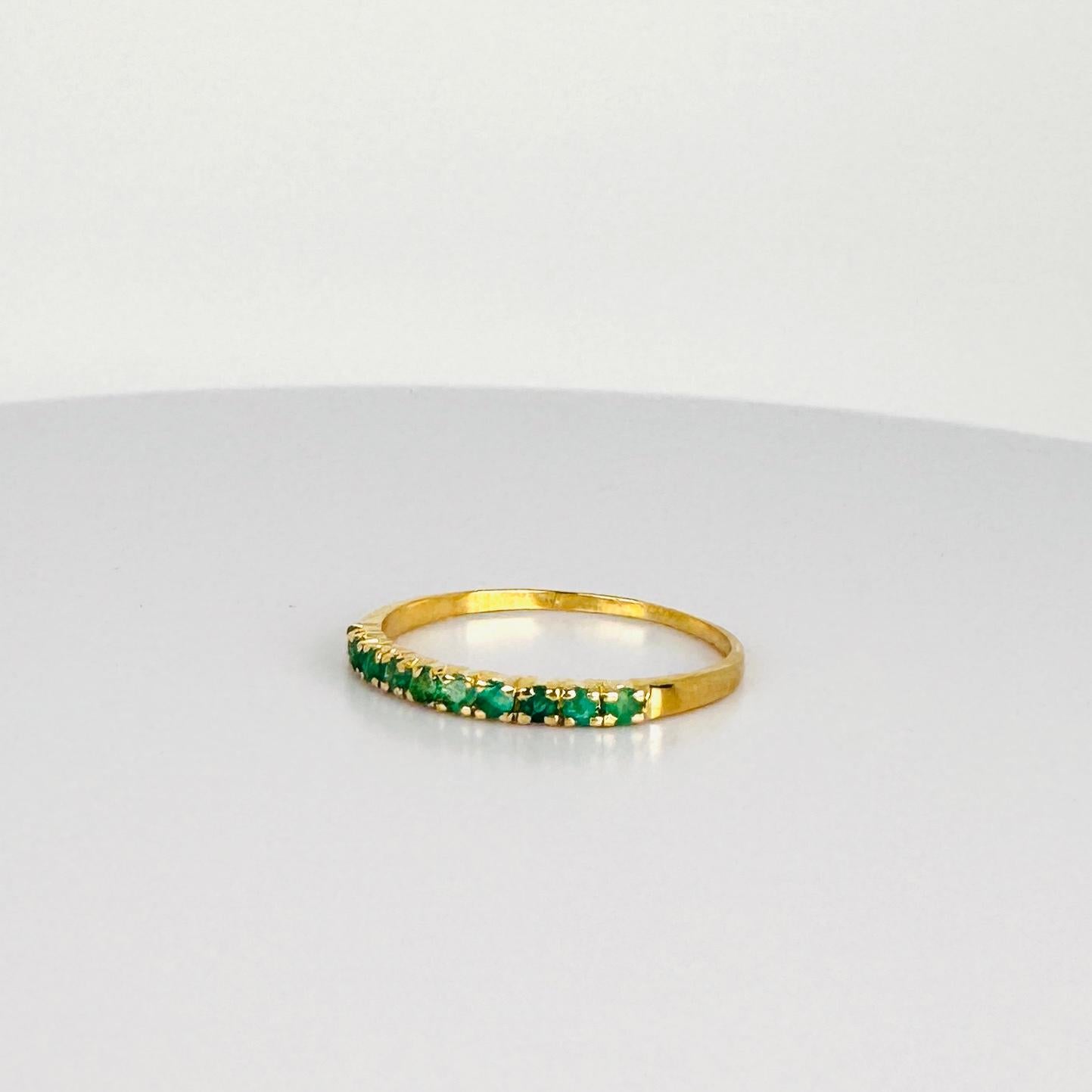 Anello in oro giallo 18k con smeraldi verdi tondi sfaccettati a mezza eternità In condizioni buone in vendita a Heemstede, NL