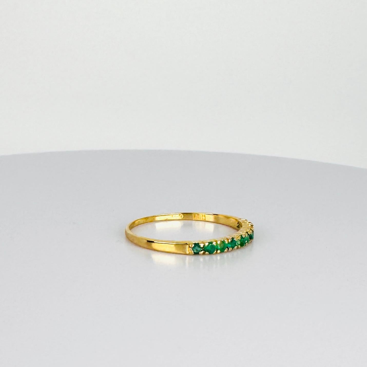 Anello in oro giallo 18k con smeraldi verdi tondi sfaccettati a mezza eternità in vendita 3