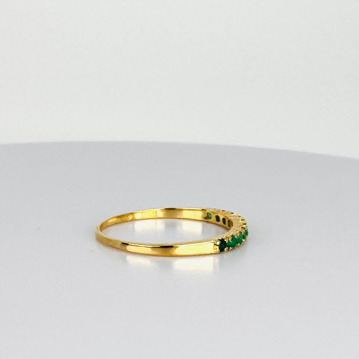 Anello in oro giallo 18k con smeraldi verdi tondi sfaccettati a mezza eternità in vendita 4