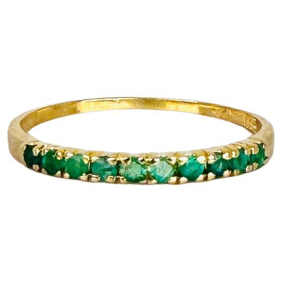 Bague demi-éternité en or jaune 18k avec émeraudes vertes rondes facettées