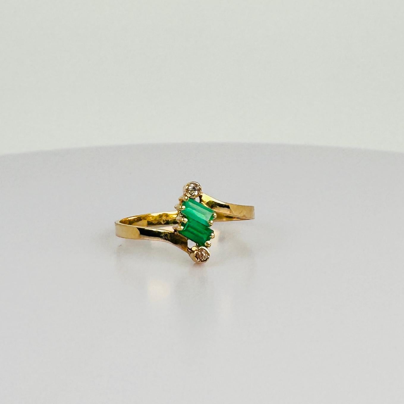 ¡Mira los colores de estas preciosas turmalinas verdes! ¡Y descubre el diseño de este anillo pre amado y mira de cerca la elegancia de esta joya! Este anillo se puede llevar muy bien solo, pero también se puede apilar sin esfuerzo con otros anillos