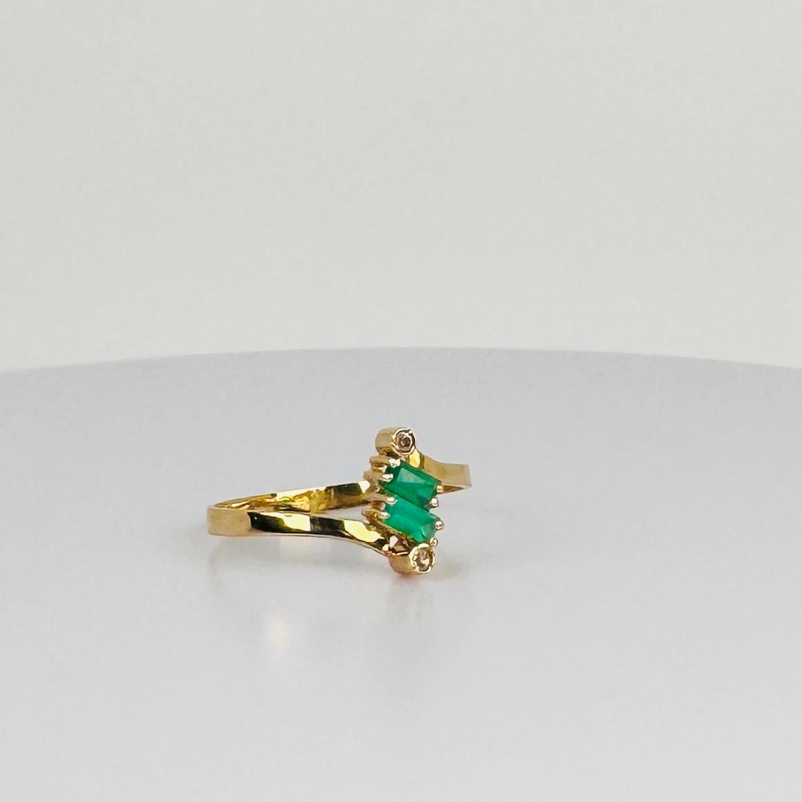 Anillo Oro Amarillo 18k con Turmalinas Verdes Esmeralda Facetada&Diamantes talla redonda en venta 3