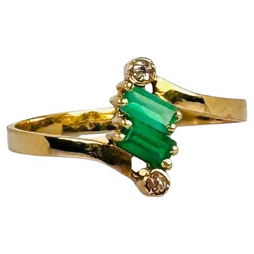 Anello in oro giallo 18k con tormaline verdi smeraldo sfaccettato
diamanti taglio rotondo