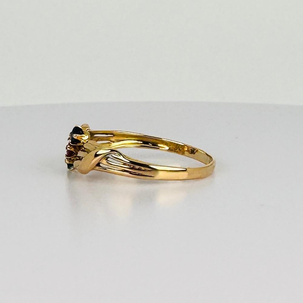 Vintage-Ring aus 18 Karat Gelbgold mit Rubin, Smaragd und blauem Saphir 0,06 Karat im Angebot 1