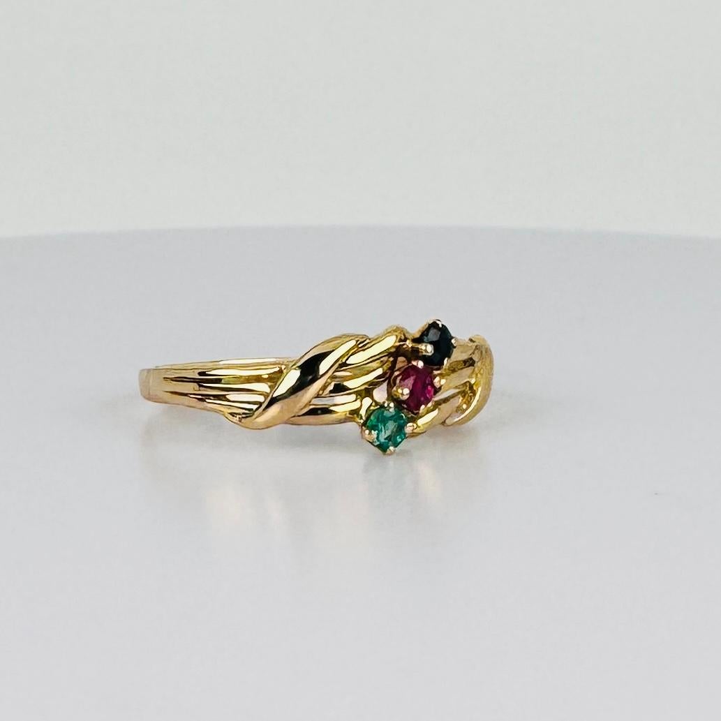 Vintage-Ring aus 18 Karat Gelbgold mit Rubin, Smaragd und blauem Saphir 0,06 Karat im Angebot 3